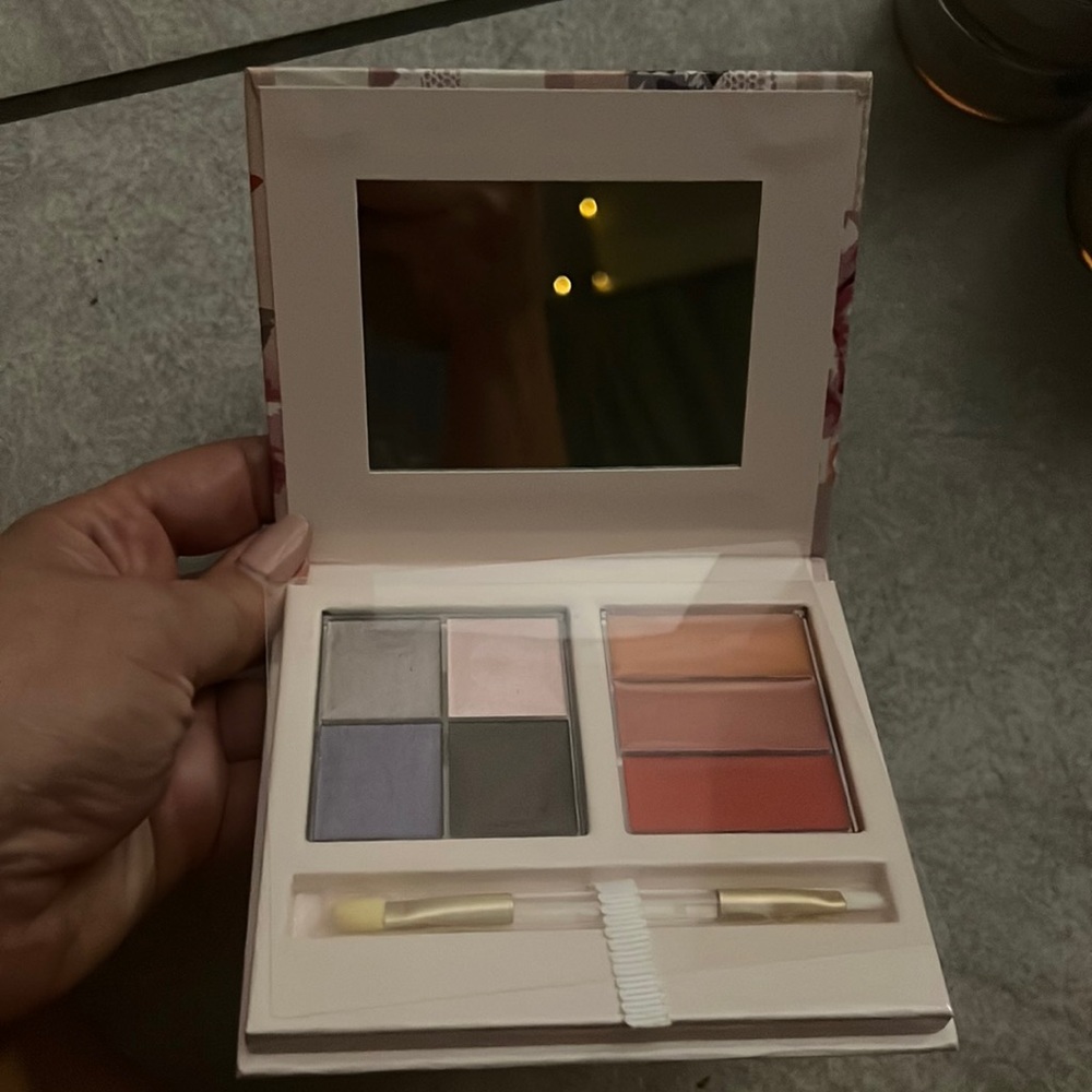 Limited edition Mary Kay into the garden color compact